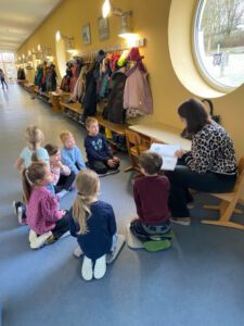 Mehr über den Artikel erfahren Bundesweiter Vorlesetag – Eltern verwandeln die Schule Bergheim in Lesewelten