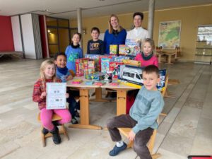 Mehr über den Artikel erfahren Spielwaren Habermeyer übergibt hochwertiges Spielepaket an die Grundschule Bergheim