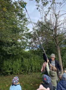 Mehr über den Artikel erfahren Apfeltag an der Grundschule Bergheim – ein Tag im Zeichen des Apfels