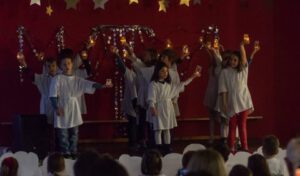 Mehr über den Artikel erfahren Weihnachten in der Grundschule Bergheim – Schüler verzaubern ihr Publikum 