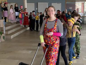 Mehr über den Artikel erfahren Närrisches Treiben in der Grundschule Bergheim